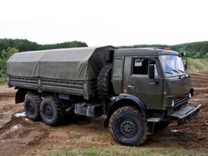 В Днепре из квартиры женщины КамАЗами вывозят кучи мусора