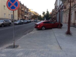 В центре Днепра появились почти идеальные карманы для парковки (фото)