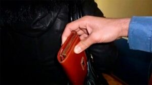 Все видели и молчали: девушка сумела поймать карманников