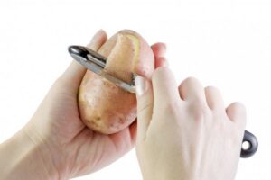 Молодой картофель: 5 способов молниеносной очистки