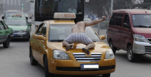 мужчина на капоте, фото из открытых источников