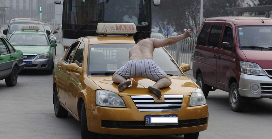 мужчина на капоте, фото из открытых источников