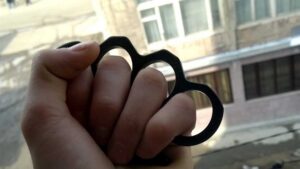 мужчина с кастетом, фото из открытых источников