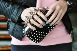 женщина с кастетом, фото из открытых источников