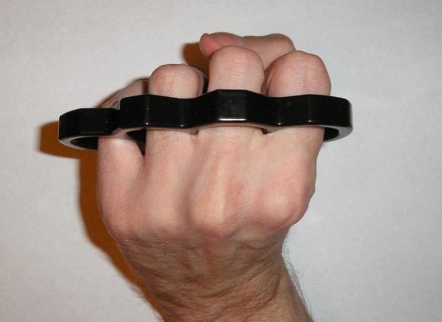 кастет в руке