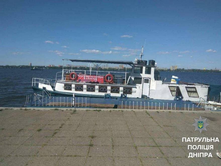 Ночью на Днепропетровщине сгорел прогулочный катер
