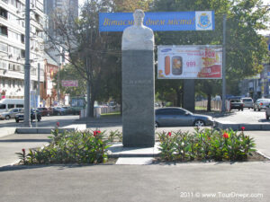 памятник Кирову