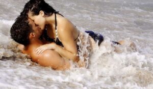 страстный секс на берегу реки