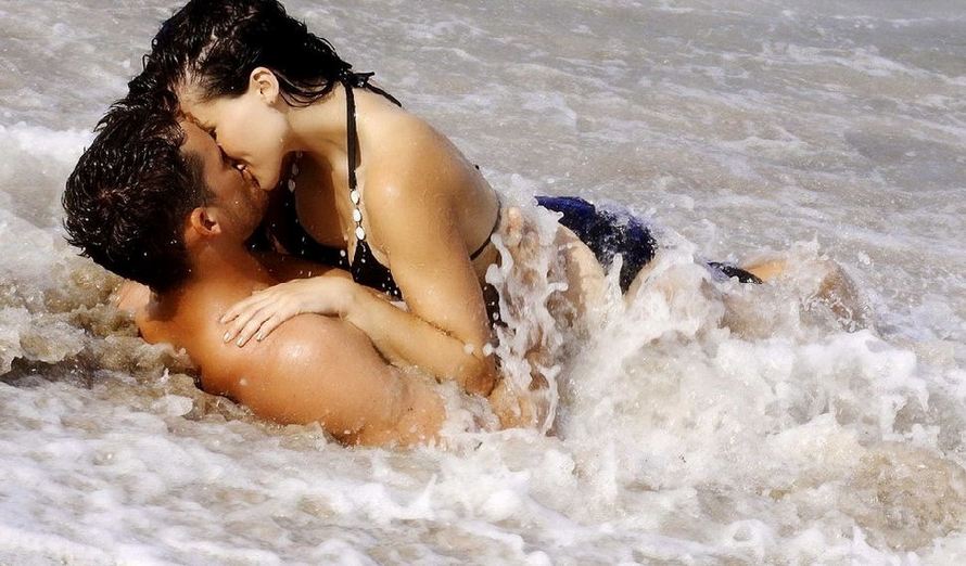 страстный секс на берегу реки