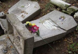 На Днепропетровщине неадекват осквернил могилы (фото)
