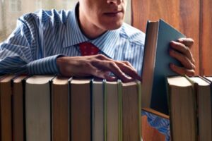 книжная полка, фото из открытых источников