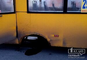В Днепре маршрутка на ходу потеряла колесо