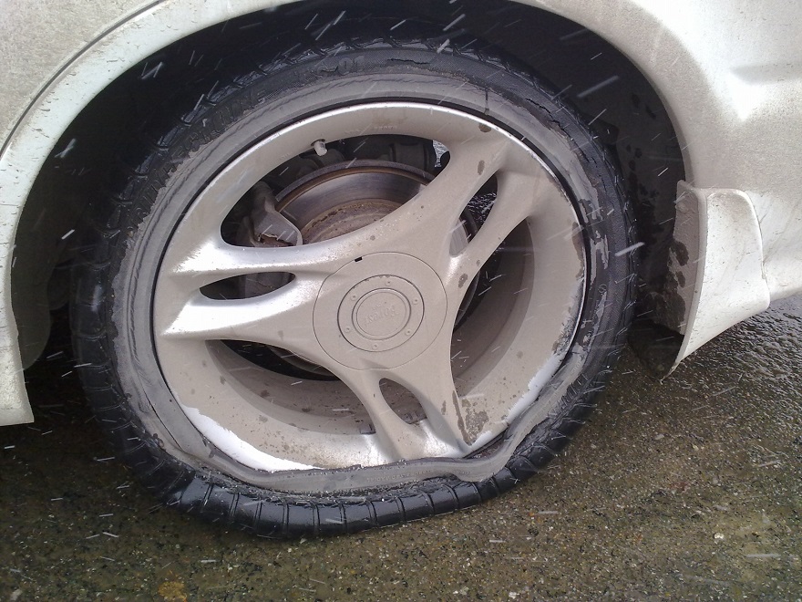 На Баррикадной машинам пробивают колеса