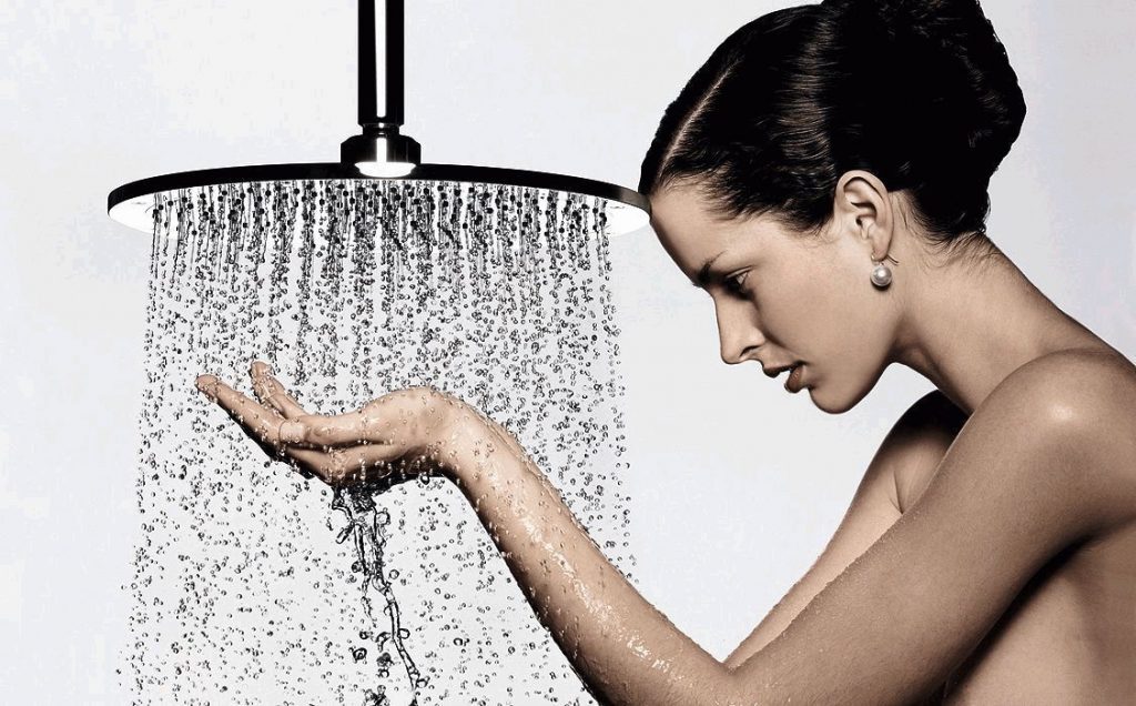 принимать душ