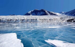 У берегов Антарктиды обнаружен загадочный замерзший корабль (фото)