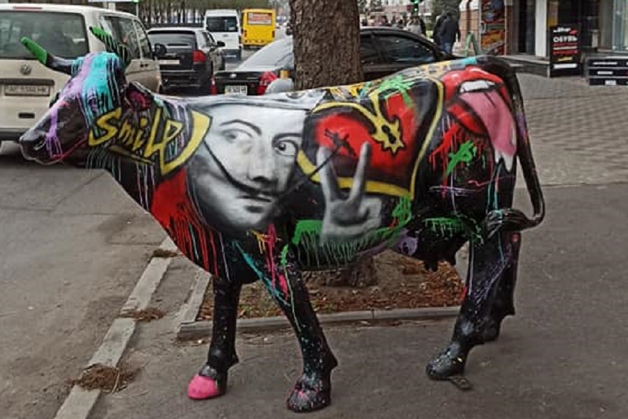 корова
