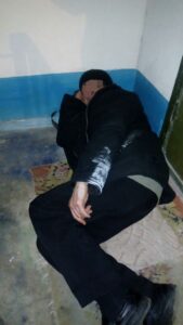 мужчина в подъезде, фото http://krlife.com.ua