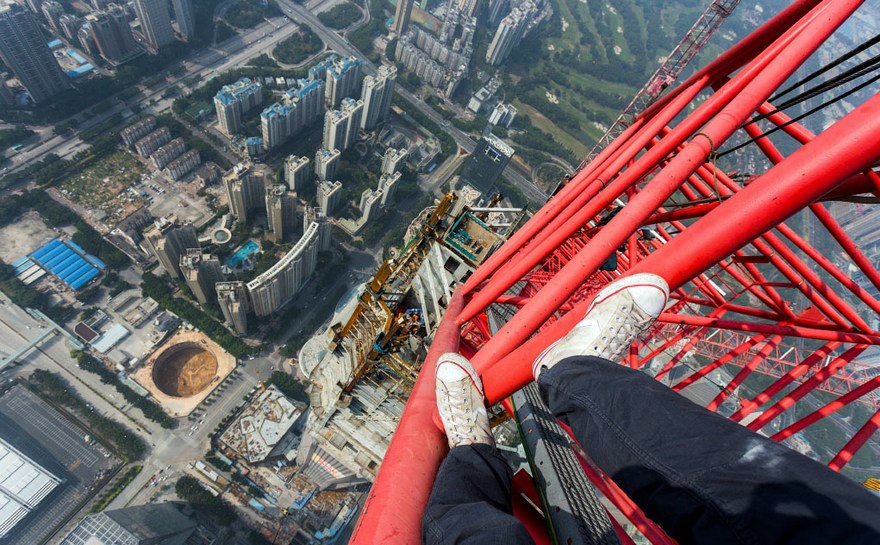 стоять на кране, фото из открытых источников