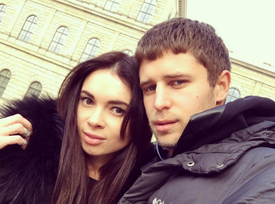 Сексуальная супруга Кравца в пикантном платье