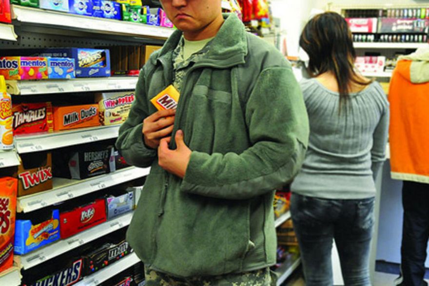 фото te.strichka.com, кража в магазине сладостей