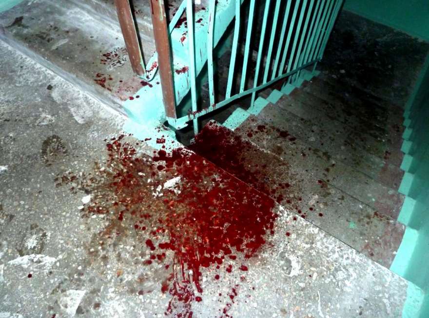 кровь в подъезде, фото из открытых источников