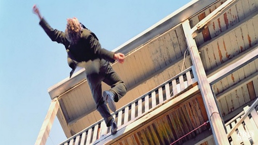 упасть с крыши, фото из открытых источников