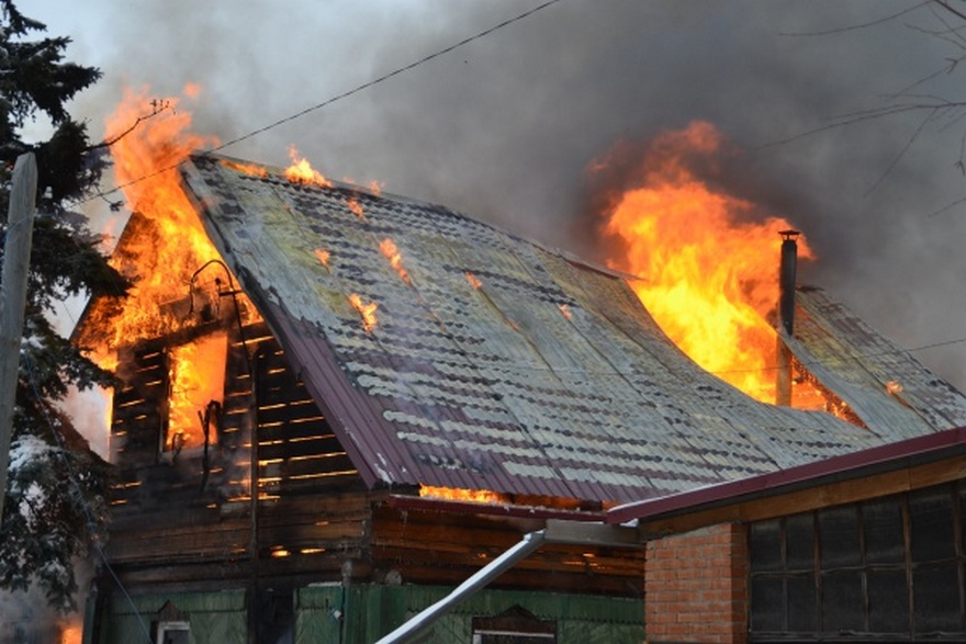 пожар на крыше, фото из открытых источников