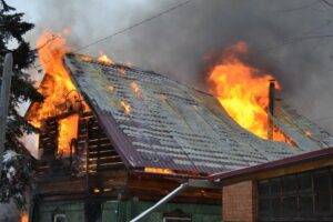 горит крыша дома, фото из открытых источников