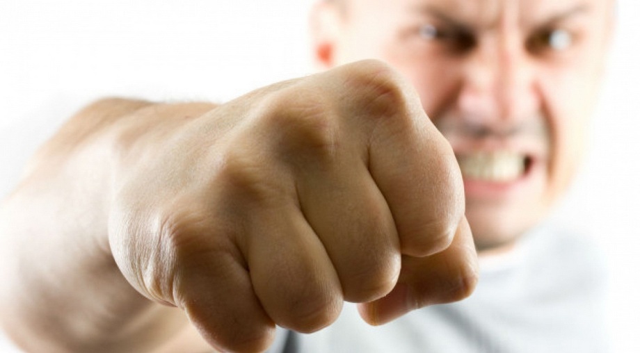 удар кулаком, фото kh-news.net