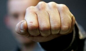 В Днепре устроили самосуд над «охотником» за девушками (видео)