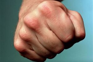 В Днепре водитель устроил драку и предлагал полицейским взятку