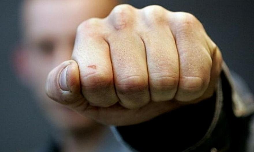 кулак мужчины, фото из открытых источников