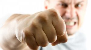 ударить кулаком