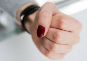 кулак женщины, фото из открытых источников