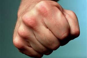 В Днепре грабитель ударил женщину и обокрал (фото)
