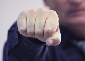 избить женщину