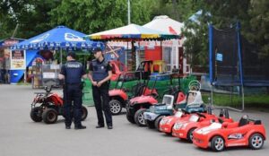 фото sobitie.com.ua, в парке Глобы маленькую девочку сбил квадрацикл