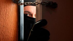 Грабитель за дверью: что нужно предпринять