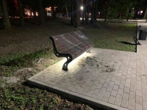 Невесомые лавочки с подсветкой: как преображается парк Гагарина (фото)