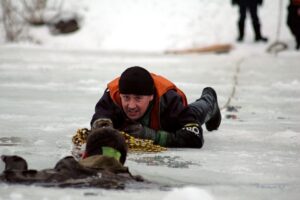 В Днепропетровской области двое детей провалились под лед