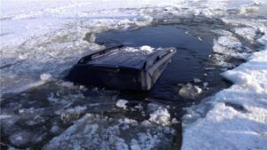 автомобиль подо льдом
