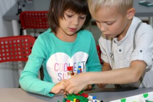 играть конструктором, фото из открытых источников