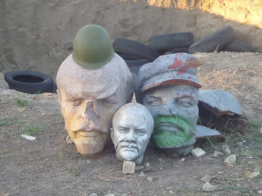 В Украине снесли уже больше тысячи памятников Ленину