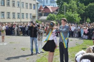 Выпускник Марк Левандовский вручает свою золотую медаль однокласснице Оле Мацюк. Фото: В Контакте