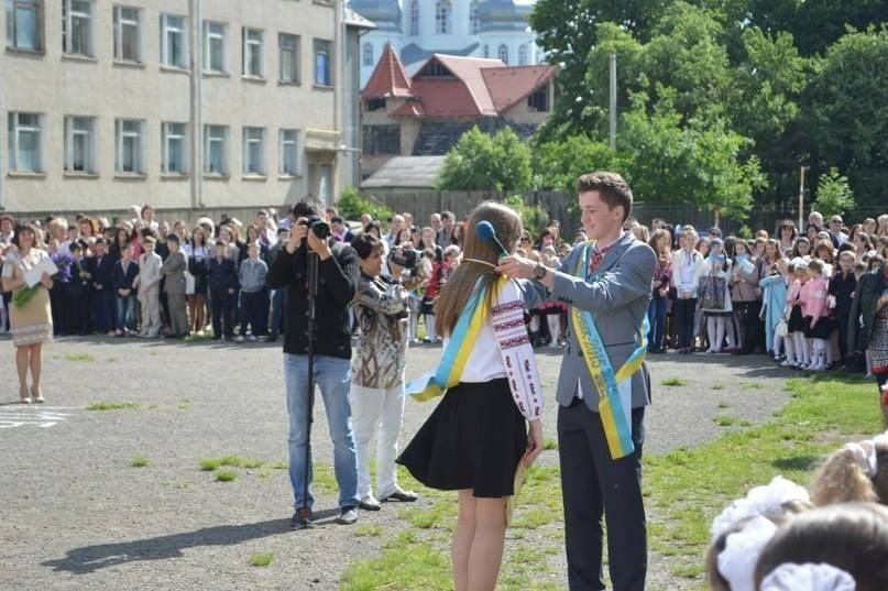 Выпускник Марк Левандовский вручает свою золотую медаль однокласснице Оле Мацюк. Фото: В Контакте