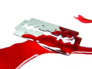 В Днепре мужчина с лезвиями во рту пытался покончить с собой