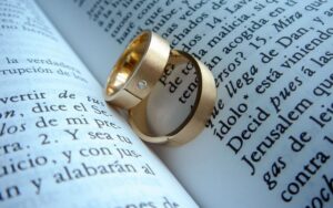 love-marriage-vows-delicate-wedding-rings-gold_1920x1200_77-wide