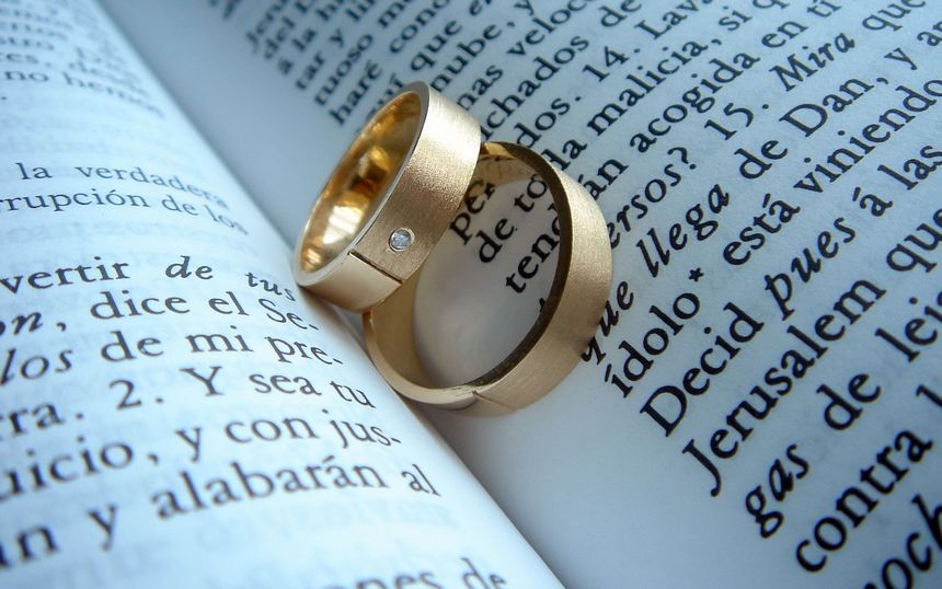 love-marriage-vows-delicate-wedding-rings-gold_1920x1200_77-wide