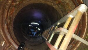 фото ГСЧС, девушка упала в открытый люк