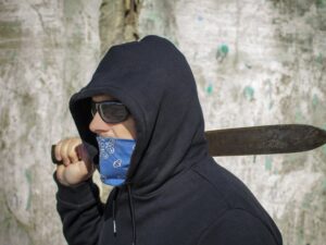 грабитель с мачете, фото из открытых источников